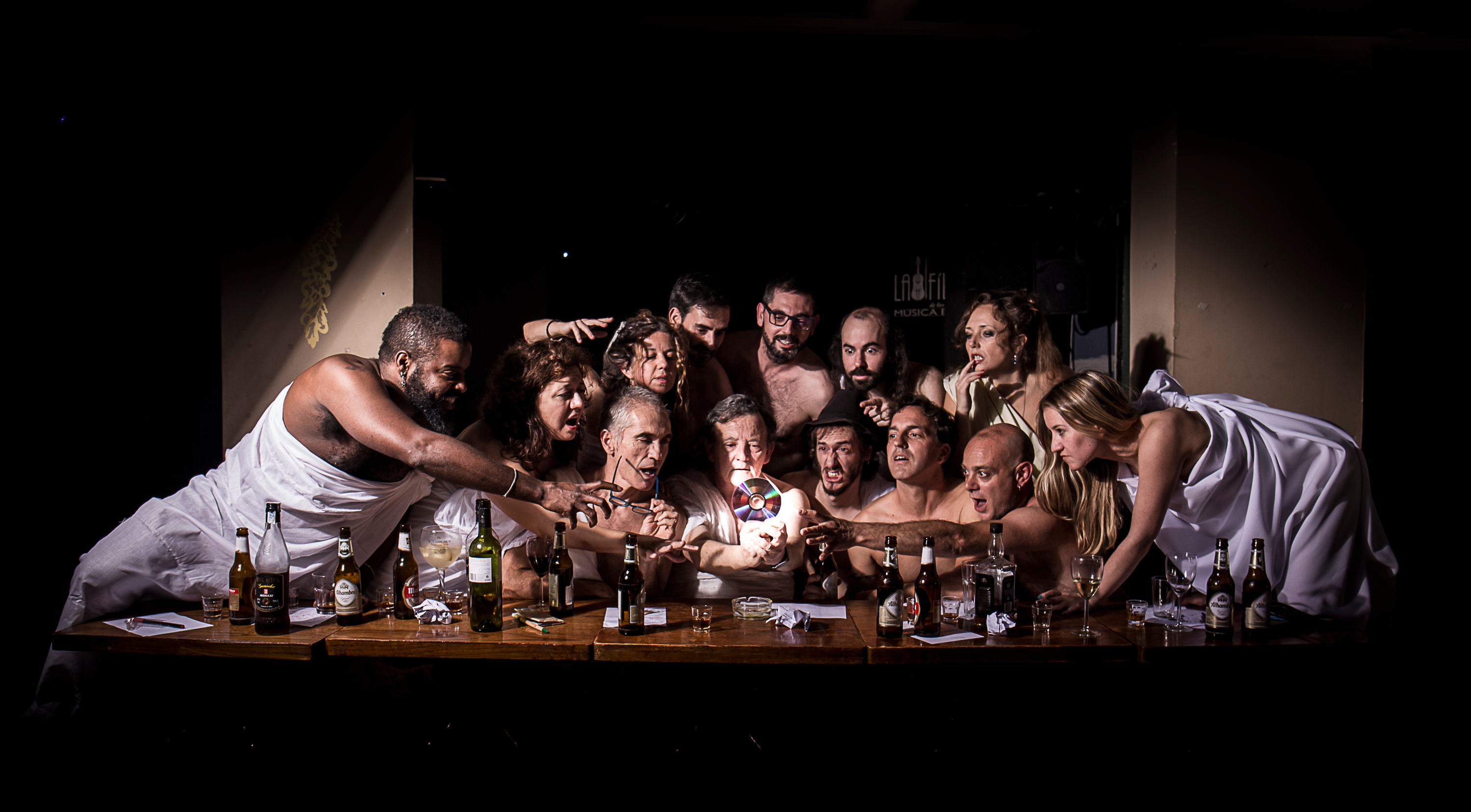 "Penúltima cena". A long table crowded with diners, after a last supper.